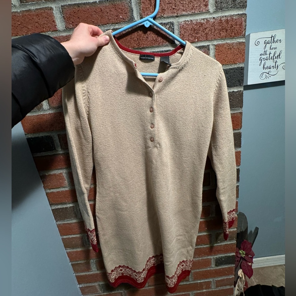 Sweater dress 
Size medium
Worn once 
Pet and smoke free
Make an offer!